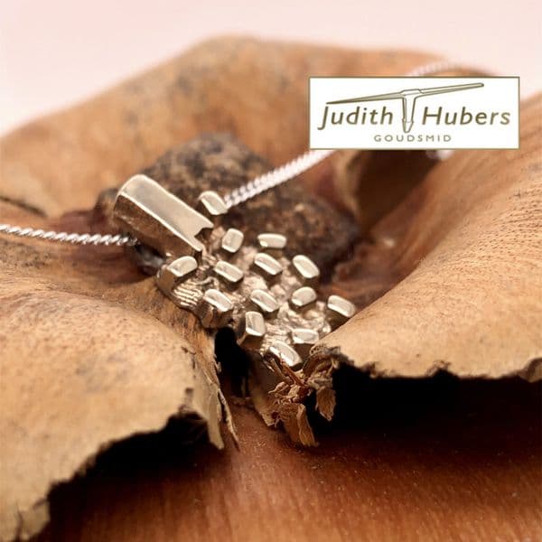 Handgemaakte witgouden hanger met organische bewerking en gourmette collier