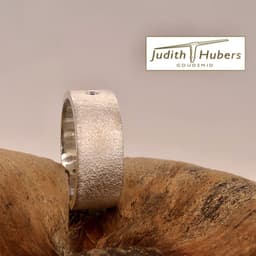 Handgemaakte zilveren ring met gematteerde bewerking en briljant geslepen diamant mt 16