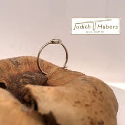 Handgemaakte witgouden ring met peer vormig geslepen Saffier mt 17,75