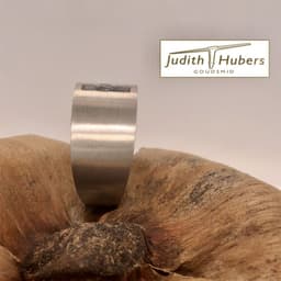 Handgemaakte gematteerde zilveren ring met 3 stuks ruwe diamanten mt 17