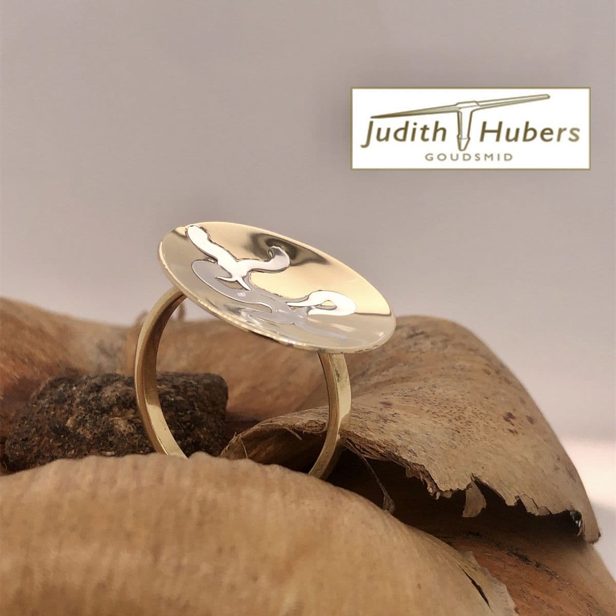 Handgemaakte geelgouden ring opgelegd met zilver mt 17,5