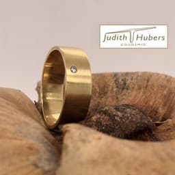 Handgemaakte geelgouden ring met verdiept gezette briljant geslepen Diamanten mt 18