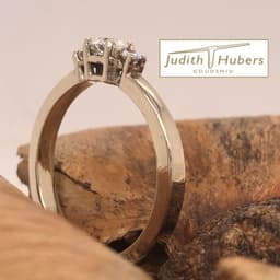 Handgemaakte witgouden ring met 3 stuks briljant geslepen Diamanten mt 17,5