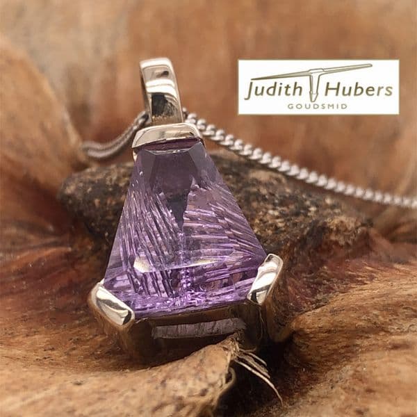 Handgemaakte witgouden hanger met fancy calf’s head geslepen Amethyst incl. wg gourmette collier