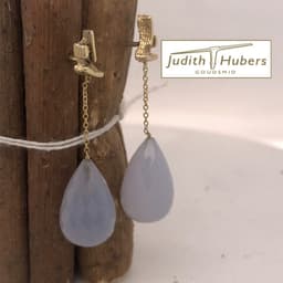 Handgemaakte geelgouden oorhangers met briolette geslepen Chalcedoon