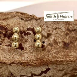 Handgemaakte geelgouden oorstekers met 3 bolletjes