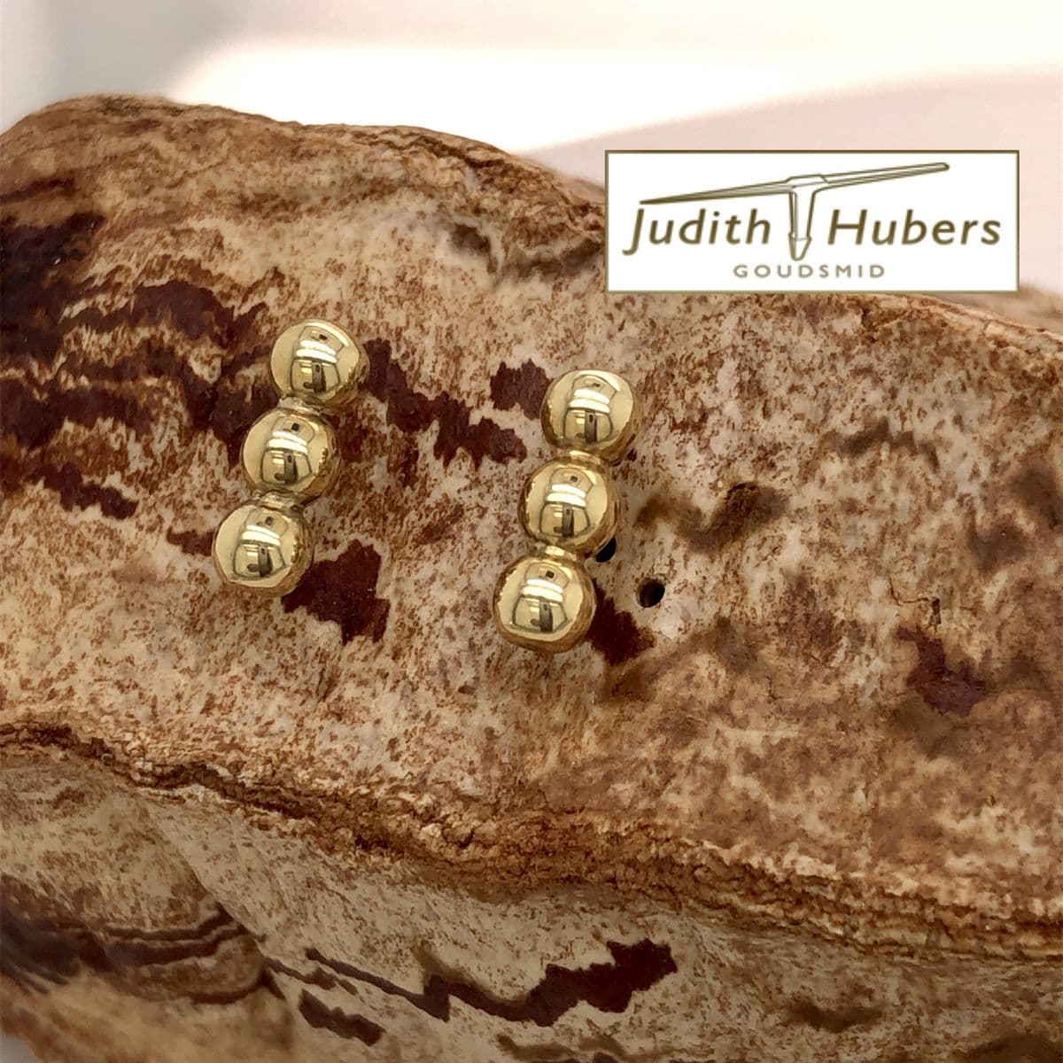 Handgemaakte geelgouden oorstekers met 3 bolletjes