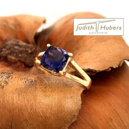 Handgemaakte gouden ring met cushion geslepen ioliet mt 18,25