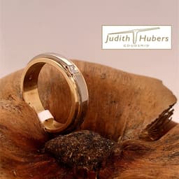 Mooie handgemaakte geelgouden ring met princess geslepen Diamant mt 16,75