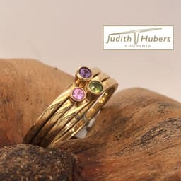 Handgemaakte geelgouden cocktail ring met 3 briljant geslepen Saffieren in diverse kleuren mt 17,5