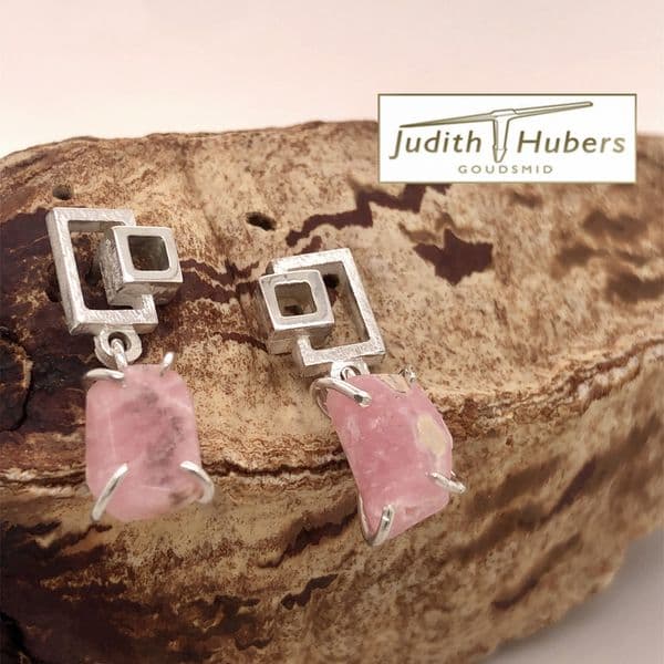 Handgemaakte zilveren oorhangers met ruwe rhodochrosiet