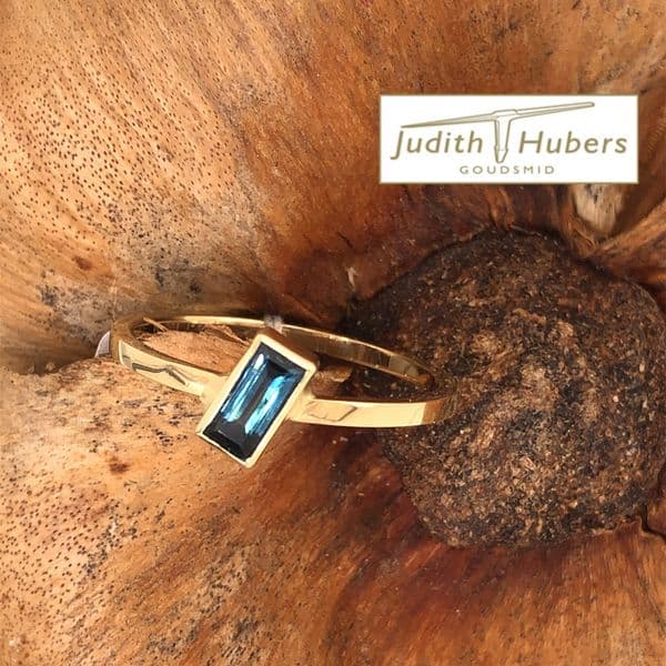 Handgemaakte gouden ring met baguette geslepen Saffier mt 17,75