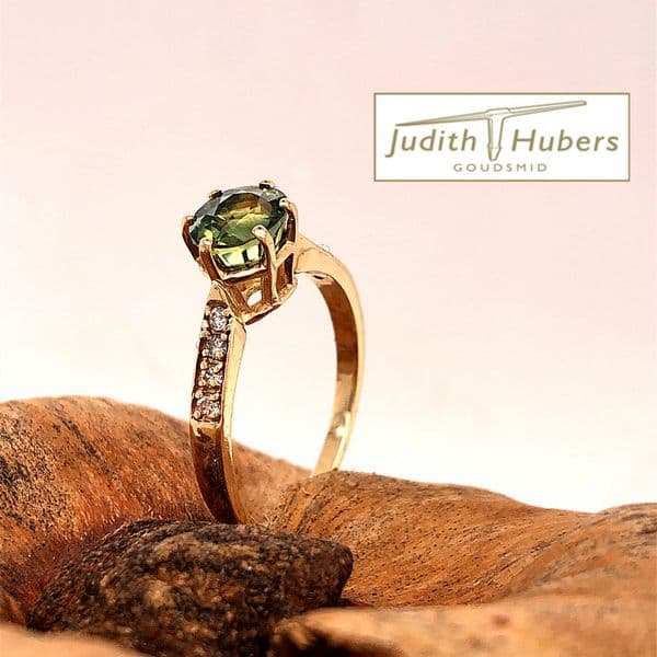 Handgemaakte gouden ring met groene Saffier en 8 stuks pavé gezette diamanten mt 18,5