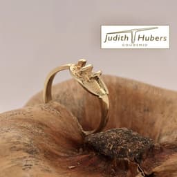 Mooie handgemaakte geelgouden ring met organische bewerking mt 17,75