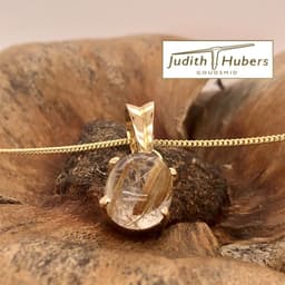 Handgemaakte geelgouden hanger met cabouchon geslepen Rutielkwarts en gouden gourmette collier