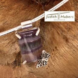 Handgemaakte zilveren hanger met Fluorite en vlinder incl. Omega collier