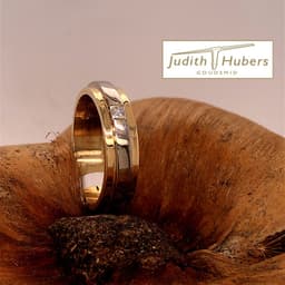 Mooie handgemaakte geelgouden ring met princess geslepen Diamant mt 16,75
