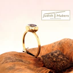 Handgemaakte gouden ring met briljant geslepen ioliet mt 17,5