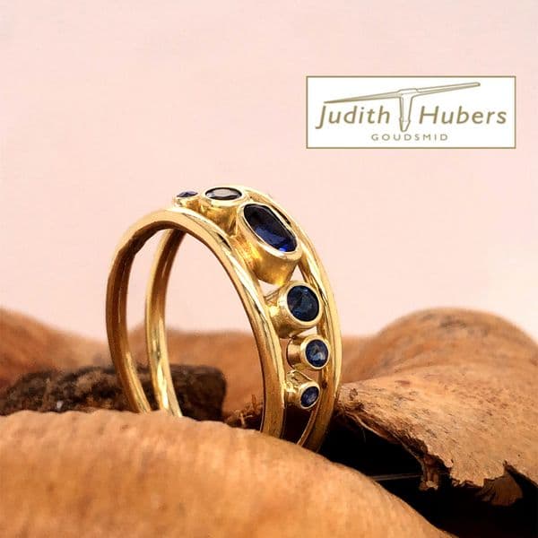 Handgemaakte gouden ring met ovaal en briljant geslepen Saffieren 7 stuks mt 16,75
