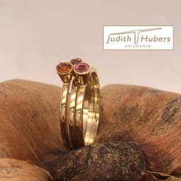 Handgemaakte geelgouden cocktail ring met 3 briljant geslepen Saffieren in diverse kleuren mt 17,5