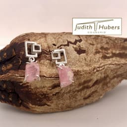 Handgemaakte zilveren oorhangers met ruwe rhodochrosiet
