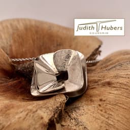 Handgemaakte witgouden vierkante hanger met glas en gematteerde bewerking en witgouden gourmette collier