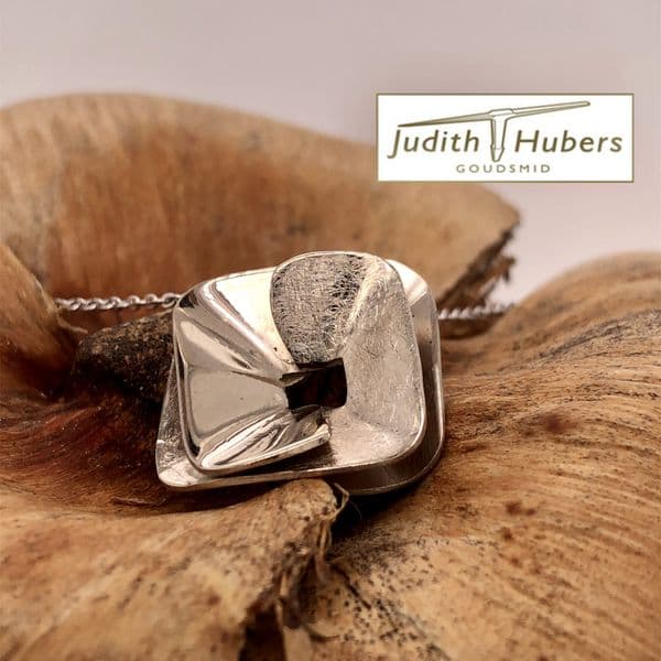 Handgemaakte witgouden vierkante hanger met glas en gematteerde bewerking en witgouden gourmette collier