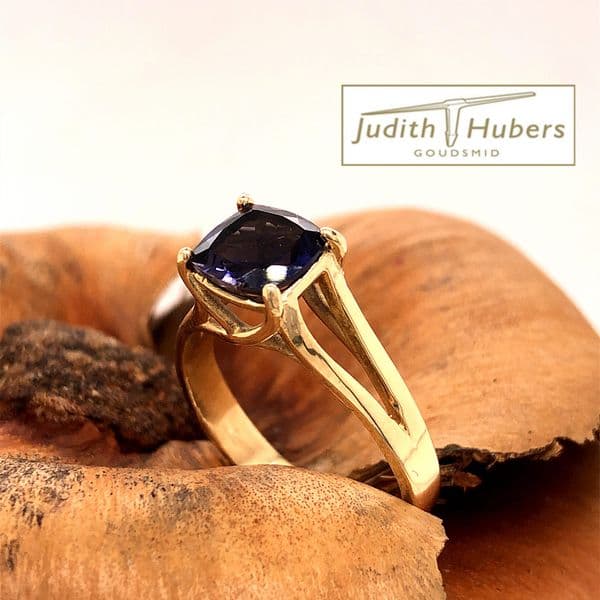 Handgemaakte gouden ring met cushion geslepen ioliet mt 18,25