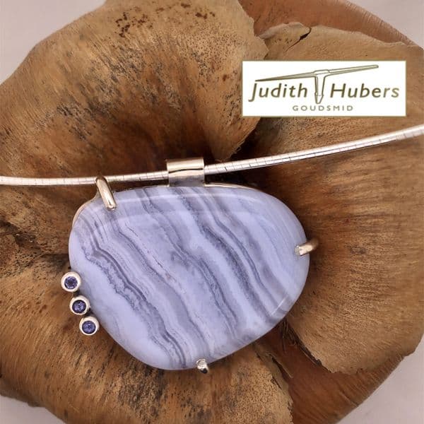 Handgemaakte zilveren hanger met Agaath en 3 stuks briljant geslepen Tanzanite met Omega collier