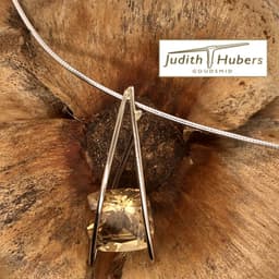 Handgemaakte witgouden hanger met cushion geslepen Citrien en witgouden omega collier