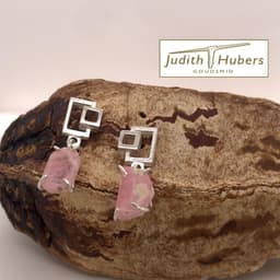 Handgemaakte zilveren oorhangers met ruwe rhodochrosiet