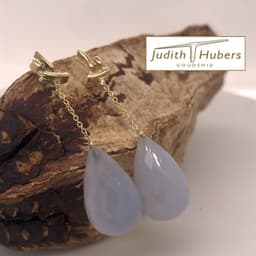 Handgemaakte geelgouden oorhangers met briolette geslepen Chalcedoon