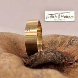 Handgemaakte geelgouden ring met verdiept gezette briljant geslepen Diamanten mt 18