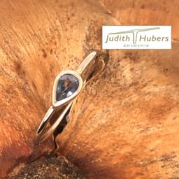 Handgemaakte witgouden ring met peer vormig geslepen Saffier mt 17,75