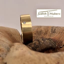 Handgemaakte geelgouden ring met verdiept gezette briljant geslepen Diamanten mt 18