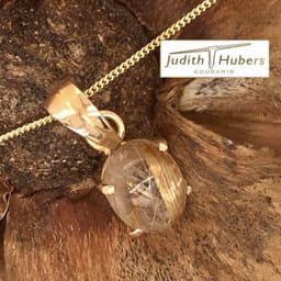 Handgemaakte geelgouden hanger met cabouchon geslepen Rutielkwarts en gouden gourmette collier