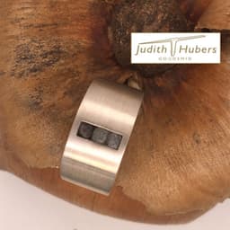 Handgemaakte gematteerde zilveren ring met 3 stuks ruwe diamanten mt 17