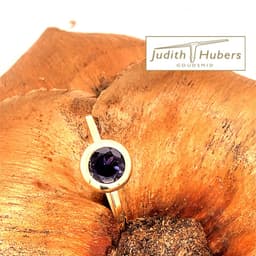 Handgemaakte gouden ring met briljant geslepen ioliet mt 17,5