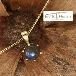 Handgemaakte geelgouden hanger met rond roos geslepen Labradoriet en gouden gourmette collier