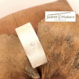 Handgemaakte zilveren ring met gematteerde bewerking en briljant geslepen diamant mt 16