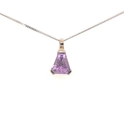 Handgemaakte witgouden hanger met fancy calf’s head geslepen Amethyst incl. wg gourmette collier
