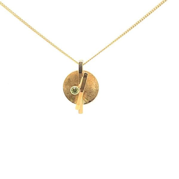 Handgemaakte gouden hanger met groene diamant incl. collier