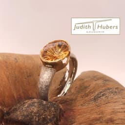 Handgemaakte zilveren ring met ovaal geslepen Fancy Citrien in een geelgouden zetting mt 18,3