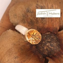 Handgemaakte zilveren ring met ovaal geslepen Fancy Citrien in een geelgouden zetting mt 18,3