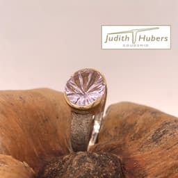 Handgemaakte zilveren ring met ovaal geslepen Fancy Amethyst in een geelgouden zetting mt 18,2