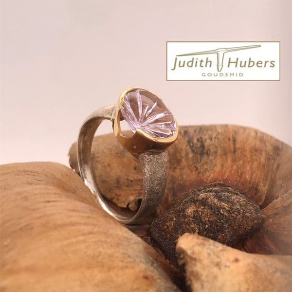 Handgemaakte zilveren ring met ovaal geslepen Fancy Amethyst in een geelgouden zetting mt 18,2