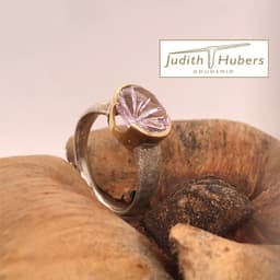 Handgemaakte zilveren ring met ovaal geslepen Fancy Amethyst in een geelgouden zetting mt 18,2