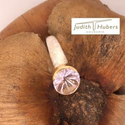 Handgemaakte zilveren ring met ovaal geslepen Fancy Amethyst in een geelgouden zetting mt 18,2