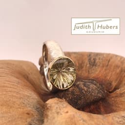 Handgemaakte zilveren ring met ovaal geslepen Fancy Peridot in een geelgouden zetting mt 18,2