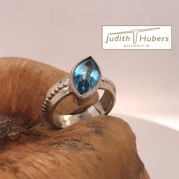Handgemaakte zilveren ring met markies geslepen Topaas mt 18,5